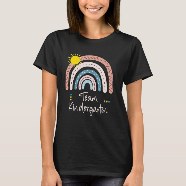 Camiseta Kindergarten Of Team Pre K Squad Crew Teacher Rain (Frente)