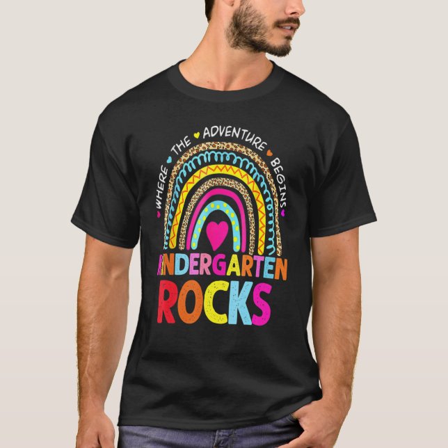 Camiseta Kindergarten Rocks Team Kindergarten Rainbow T (Frente)