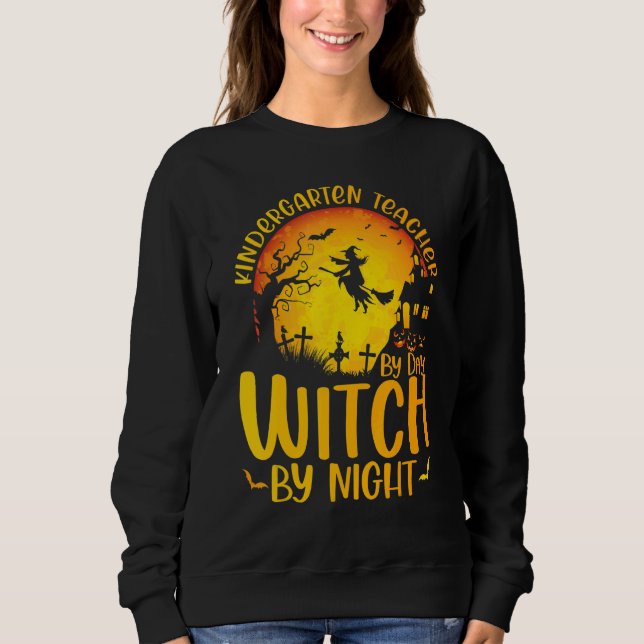 Camiseta Kindergarten Teacher By Day Witch By Night Hallowe (Frente)