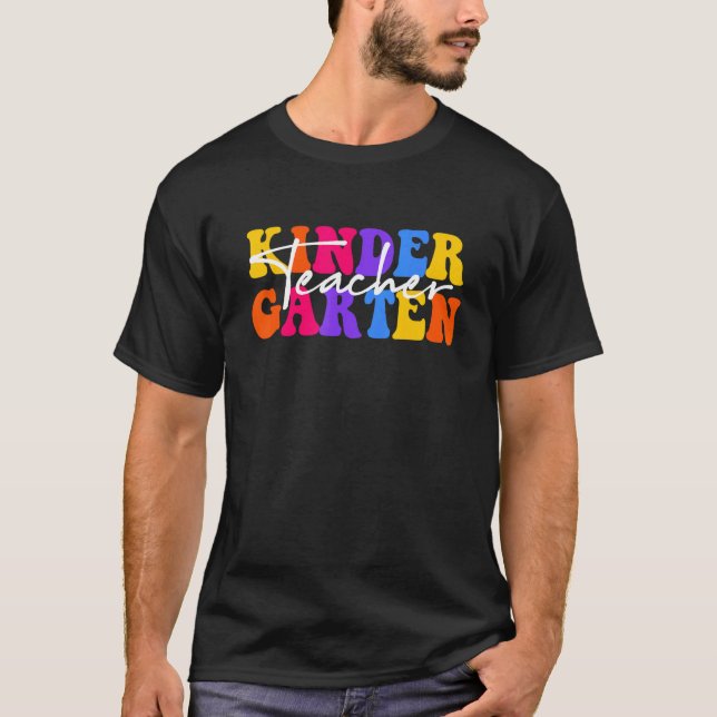 Camiseta Kindergarten Teacher Groovy Happy First Day Of Sch (Frente)