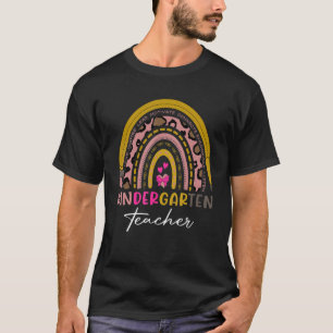Camiseta Kindergarten Teacher Leopard Rainbow First Day Of
