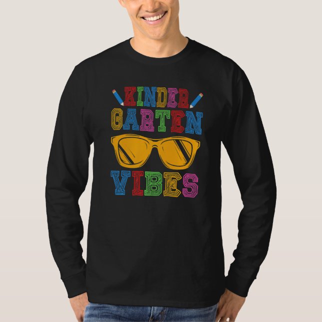 Camiseta Kindergarten Vibes Back To School First Day Of Kin (Frente)