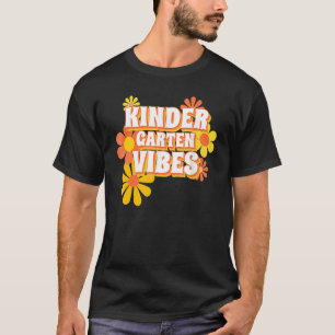 Camiseta Kindergarten Vibes Retro Vintage Kinder Equipe Vol