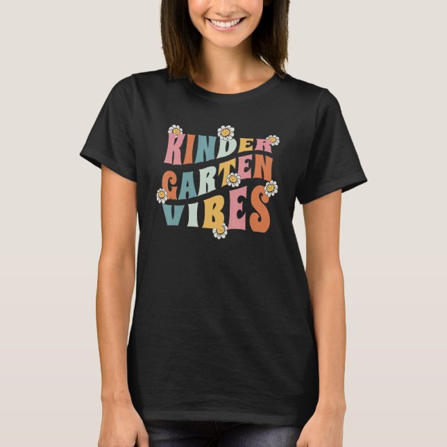 Camiseta Kindergarten Vibes Teacher and Student First Day o (Frente)