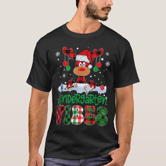 Camiseta Kindergarten Vibes Teacher Buffalo Plaid Reindeer  (Frente)