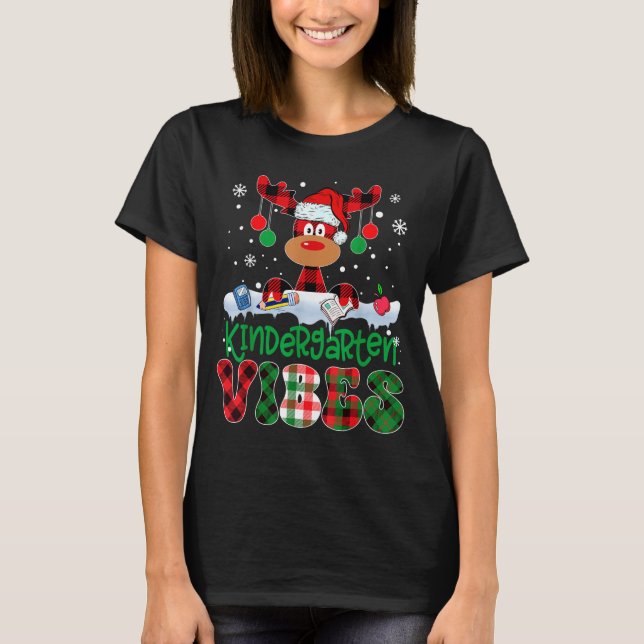 Camiseta Kindergarten Vibes Teacher Buffalo Plaid Reindeer  (Frente)
