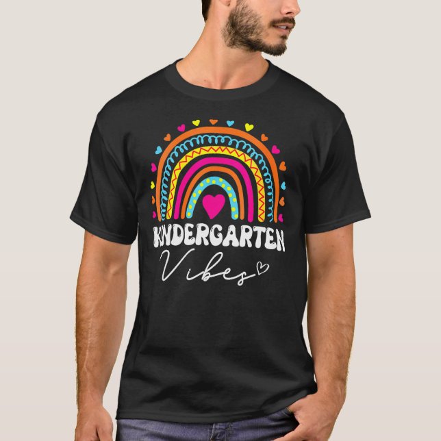 Camiseta Kindergarten Vibes Team Rainbow  First Day of Scho (Frente)