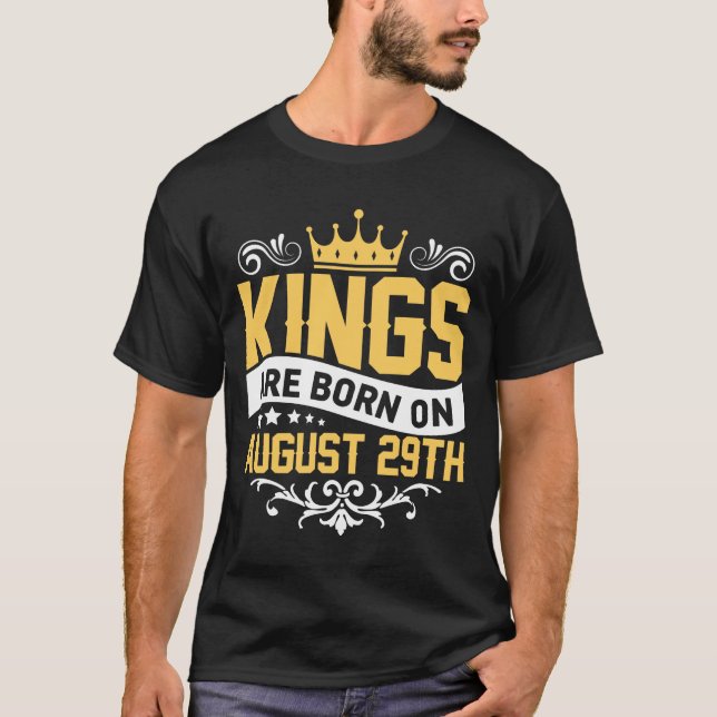 Camiseta Kings are Born on August 29th Birthday on August 2 (Frente)