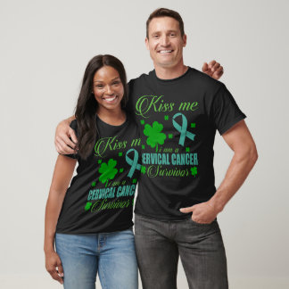 Camiseta Kiss Me Cervical Cancer Survivor St Patrick Day 