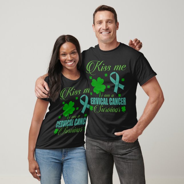Camiseta Kiss Me Cervical Cancer Survivor St Patrick Day  (Unissex)