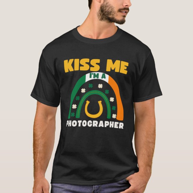 Camiseta Kiss Me I m A Photographer St Patricks Day Puns Ir (Frente)