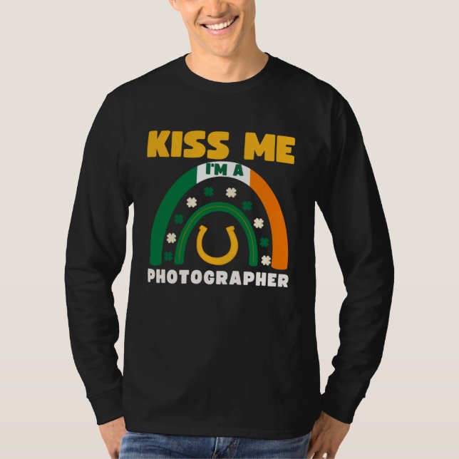 Camiseta Kiss Me I m A Photographer St Patricks Day Puns Ir (Frente)