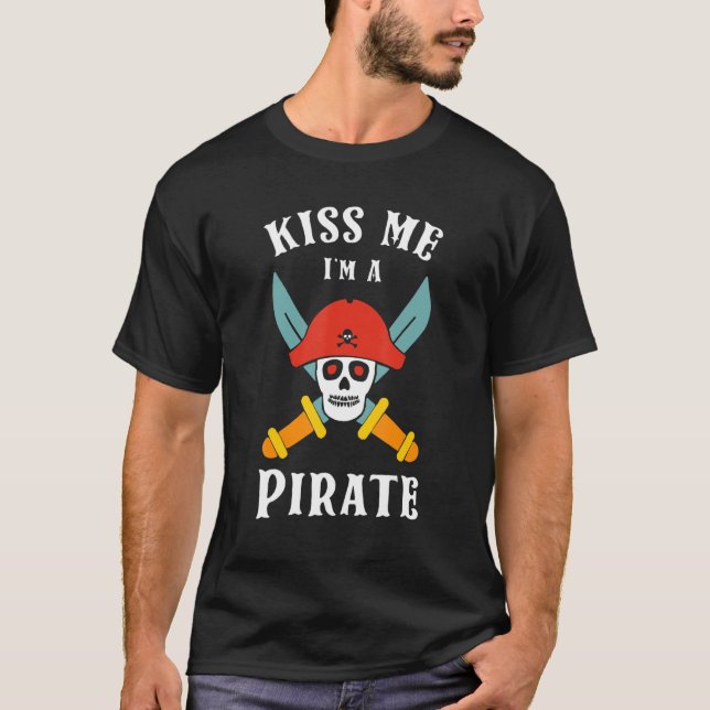 Camiseta Kiss Me I'm A Pirate  Pirate Halloween Costume (Frente)