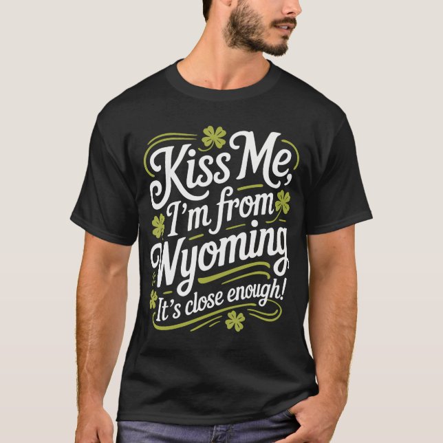 Camiseta Kiss Me I'M From Wyoming Funny St Patrick's Day (Frente)