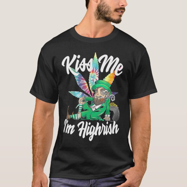 Camiseta Kiss Me I'm Highrish  St Patricks Day Weed Stoner (Frente)