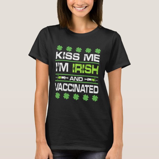 Camiseta Kiss Me I'm Irish And Vaccinated St Patrick Day Ce (Frente)