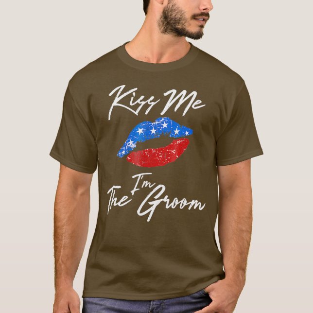 Camiseta Kiss Me Im The Groom  July 4th Engagement Party (Frente)