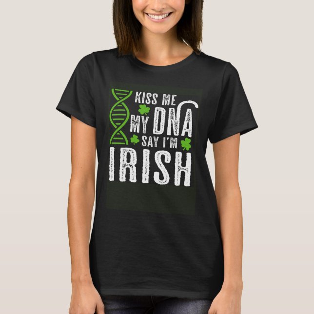 Camiseta Kiss Me My DNA Says I m Irish  St Patrick s Day (Frente)