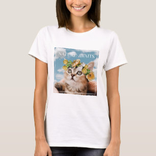 Camiseta Kitten com uma Coroa Floral Aguarda