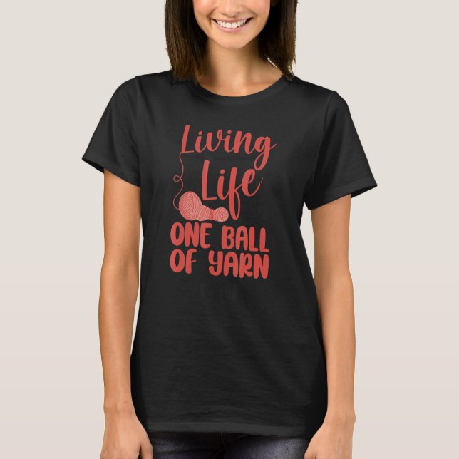 Camiseta Knitting Knitter Living Life One Ball Of Yarn At A (Frente)
