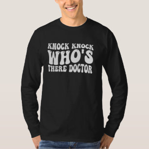 Camiseta "Knock Knock Quem Está Lá Médico".