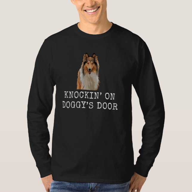 Camiseta Knockinu2019 No Doggyu2019S Door Funny Dog Pai e (Frente)