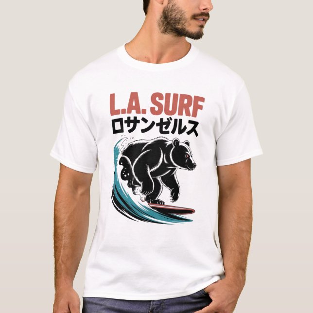 Camiseta L.A. Surf Urso Tipografia Japonesa (Frente)