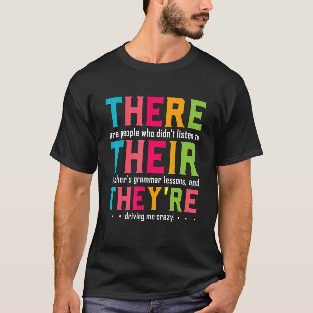 Camiseta Lá eles são professores de gramática ingleses (Frente)