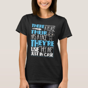 Camiseta Lá estão eles - Gramática da Polícia Gramática Ing