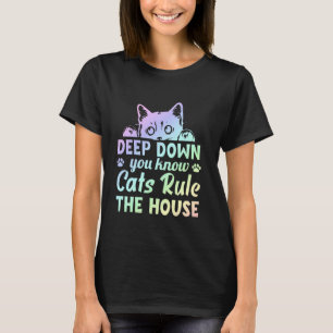Camiseta Lá no Fundo Você Sabe que os Gatos Reinam na Casa