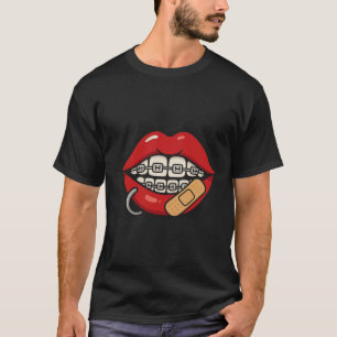 Camiseta Lábios de desenho adesivos com chaves e perfuração