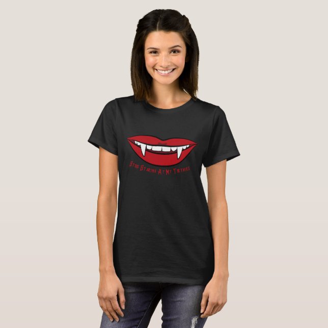 Camiseta Lábios de Vampiro Engraçados Góticos (Frente Completa)