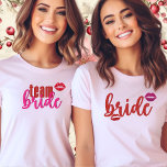 Camiseta Lábios-Noivas-Bachelorette-Funny-Chá de panela-Ret<br><div class="desc">Lábios-noivos-Bachelorette-Funny-Chá de panela-Retro-Hen Partido-Editável Juntem-se à Noiva e se preparem para uma divertida e hilária bachelorette bash! Nossa camisa "Noiva-Lábios-Bachelorette-Funny-Chá de panela-Retro-Hen Party-Editable" adiciona um toque de humor à celebração. Projetada para estilo e conforto, esta camisa é feita de materiais de alta qualidade. É a escolha perfeita para chás de...</div>