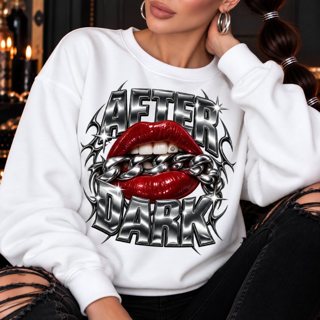 Camiseta Lábios Vermelhos After Dark Chrome (After Dark chrome graphic sweatshirt: bold red lips, silver chain and effortless attitude.)