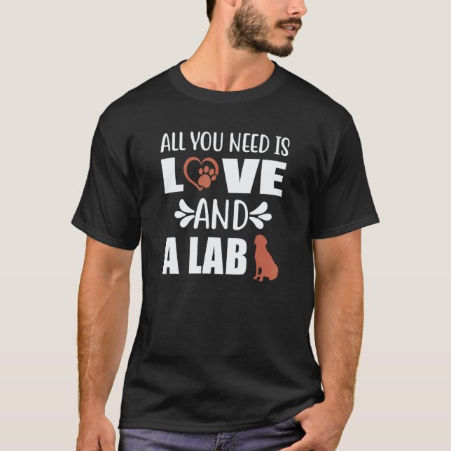 Camiseta Labrador Chocolate Tudo o que Você Precisa é Amor  (Frente)