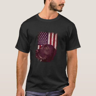Camiseta Labrador em frente à bandeira dos Estados Unidos