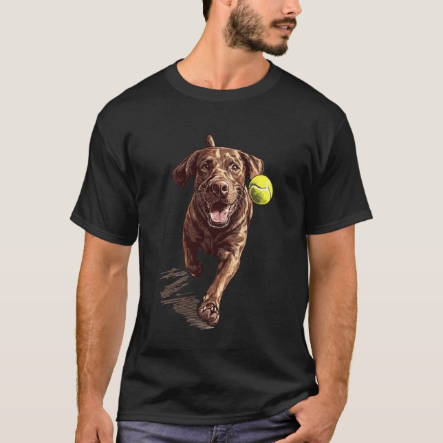 Camiseta Labrador Marrom Perseguindo Bola (Frente)