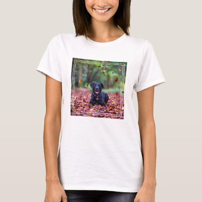Camiseta Labrador Negro Em Folhas De outono (Frente)