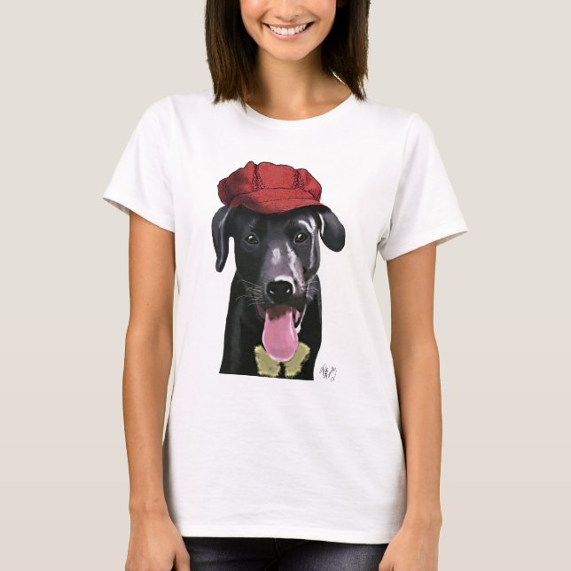 Camiseta Labrador Preto com Boné Vermelho (Frente)