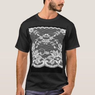 Camiseta Lace floral branco: fundo preto.