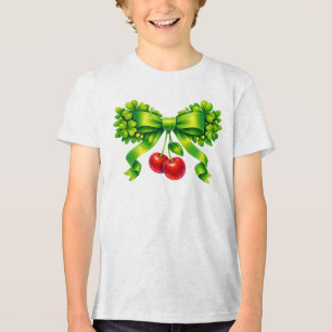 Camiseta Laço de Trevo Sortudo com Cerejas no Design Verde