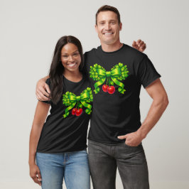Camiseta Laço de Trevo Sortudo com Cerejas no Design Verde