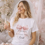 Camiseta Laço rosa pérolas Noiva solteira<br><div class="desc">Eleve seus eventos de casamento com esta sofisticada coleção de festas temáticas coquette. Cada peça apresenta um laço rosa de alta fidelidade combinado com delicados acentos de pérolas e tipografia atemporal. Este conjunto é perfeito para a noiva moderna que deseja um visual coeso para sua viagem de despedida de solteira...</div>