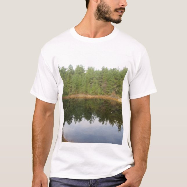 Camiseta Lago de Reflexão da Árvore do Pinheiro (Frente)