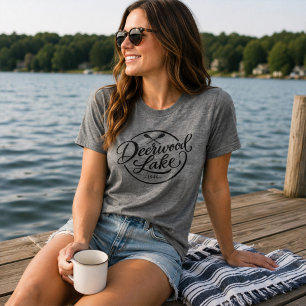 Camiseta Lago Deerwood 1946 Vida Clássica no Lago