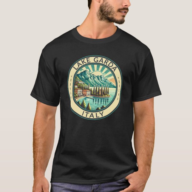 Camiseta Lago Garda Itália Ilustração Crachá de Arte Viagem (Frente)