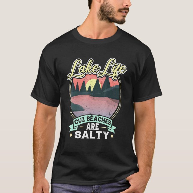 Camiseta Lago Life Cuz Bez Camping Salty (Frente)