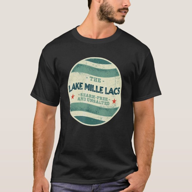 Camiseta Lago Mille Lacs Shark Free e Unsalgado Camping Mi (Frente)