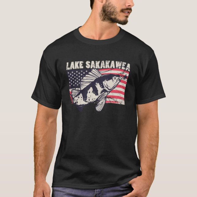 Camiseta Lago Sakakawea Bandeira Americana Bandeira Patriót (Frente)