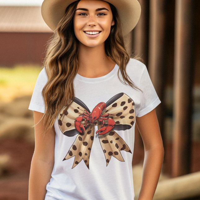 Camiseta Lagosta e Arco de Coquetes de Impressão Leopardo (Perfect for mudbug season.  Cute crawfish sitting on top of a coquette leopard bow on a women's tee.)